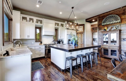 San Marcos House | Voca House-Modern 1890's Farmhouse - Pool, Hot Tub, Game room, AMAZING VIEW!