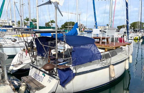 Malendure Boat Rental | Voilier Aménagé Amarré à la Marina du Gosier