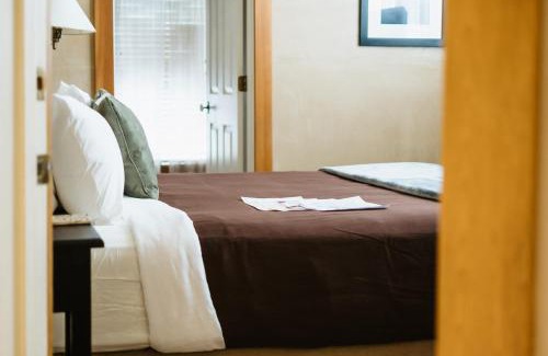 Volcano Hotel | Volcano Union Inn and Pub