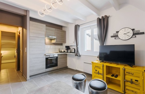 Roissy-en-France Apartment | Voyage-Apartment-Luxury-Private Bathroom-City view