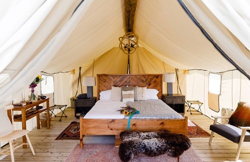 Manhattan Hotel | Voyager Waterfront King Tent | Collective | NYC Skyline + Harbor View