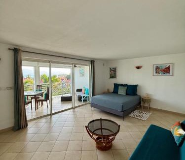 Bas du Fort Apartment | Vue mer et montagne, piscine, proche de la plage avec citerne d eau et parking