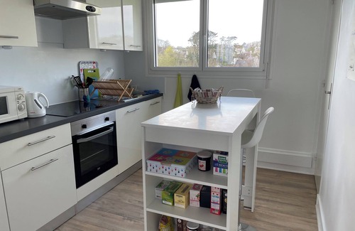 Plougonvelin Apartment | Vue sur Mer, 200 m de la Plage, Appartement en Coeur de Station. Idéal Couple