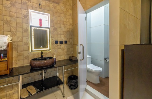 Kochi Hotel | W & H View Residency