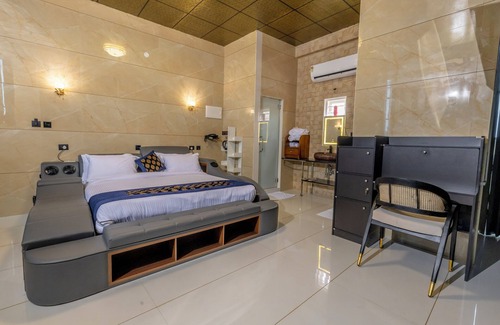 Kochi Hotel | W & H View Residency