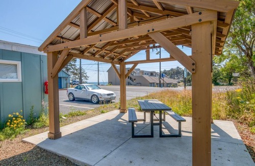 Depoe Bay Apartment | W2 - Gray @ Whale Inn