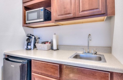 Depoe Bay Apartment | W5 – The Fin @ The Whale Inn | Cozy Coastal Studio in Depoe Bay, Oregon