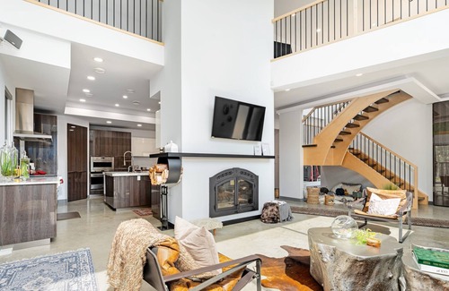 Parkland County House | Wabamun Modern Retreat Oasis. Sleeps 6. Hot Tub.