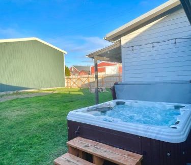 Ocean Park House | Waddle on Inn- Hot Tub, Pet Friendly, Fully Fenced, 5 Blocks to Beach!