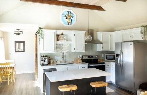 Ocean Park House | Waddle on Inn- Hot Tub, Pet Friendly, Fully Fenced, 5 Blocks to Beach!