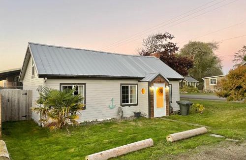 Ocean Park House | Waddle on Inn- Hot Tub, Pet Friendly, Fully Fenced, 5 Blocks to Beach!
