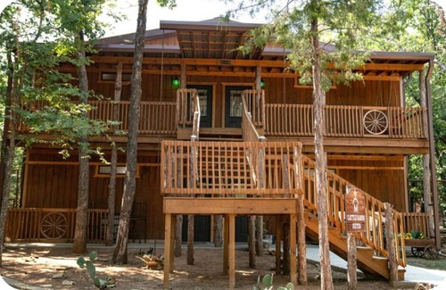 Valley View Cabin | Waggoner - Stay with our Giraffe, Puzzles and Jigsaw!