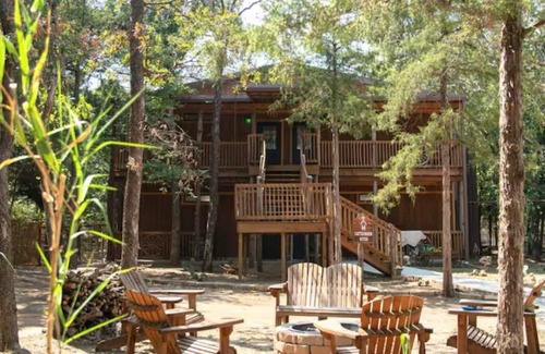 Valley View Cabin | Waggoner - Stay with our Giraffe, Puzzles and Jigsaw!