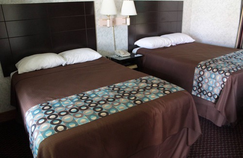 Lenox Hotel | Wagon Wheel Inn