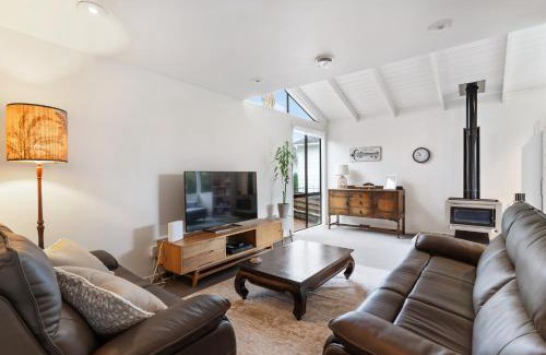 Torbay House | Waiake Family Retreat - Auckland Holiday Home