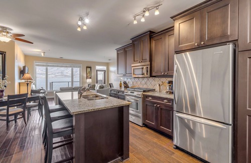 Westbank Condo | WAKE UP TO THIS! 5⭐️ 3 BDRM WATERFRONT! POOL,HOTTUB, BOAT LIFT AVAIL.