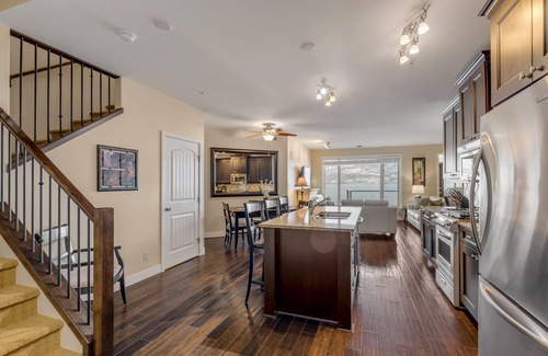 Westbank Condo | WAKE UP TO THIS! 5⭐️ 3 BDRM WATERFRONT! POOL,HOTTUB, BOAT LIFT AVAIL.