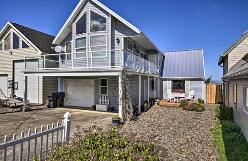Waldport House | Waldport Beach House with Loft, Grill and Ocean Views!