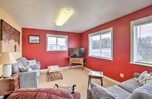 Waldport House | Waldport Townhome with Dog Run on Alsea Bay!