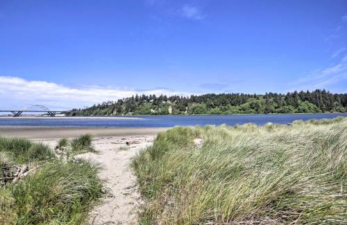 Waldport House | Waldport Townhome with Dog Run on Alsea Bay!