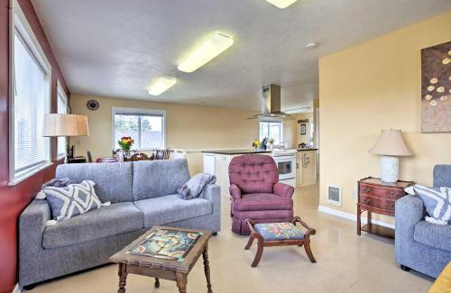 Waldport House | Waldport Townhome with Dog Run on Alsea Bay!