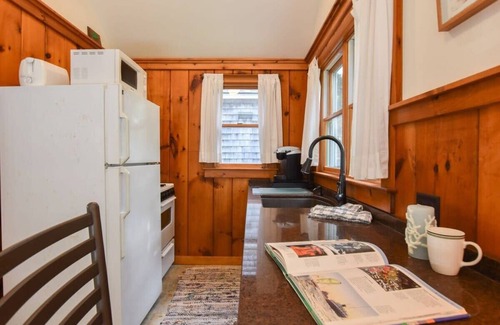 South Wellfleet Cottage | Walk 1/10 Mile to Lecount Hollow Beach!