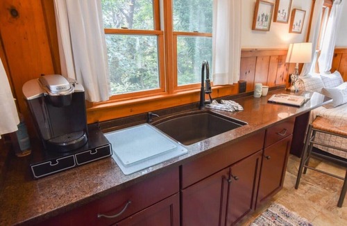 South Wellfleet Cottage | Walk 1/10 Mile to Lecount Hollow Beach!