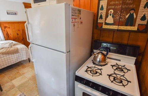 South Wellfleet Cottage | Walk 1/10 Mile to Lecount Hollow Beach!