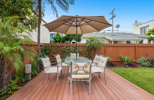 Crown Point Cottage | Walk/BIke to Sail Bay, Beach & Dining with A/C and Outdoor Kitchen