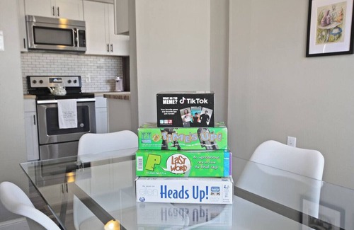 Columbia Apartment | Walk Downtown From Wonderland!