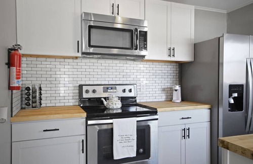 Columbia Apartment | Walk Downtown From Wonderland!
