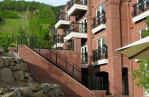 Downtown Hotel | Walk everywhere in Aspen from this beautiful mountainside hotel!