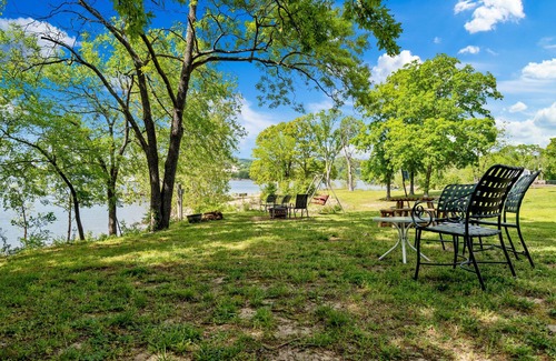 Hollister Apartment | Walk-In King Size Lakefront Suite-Free Daily Tickets-Dog Friendly-Cmty Hot Tub!