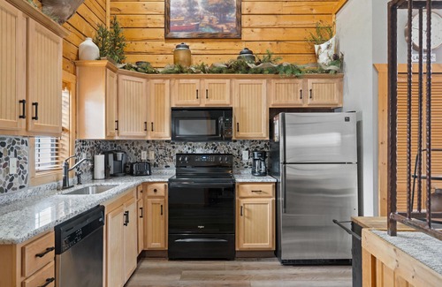 Branson Theater District Cabin | Walk-in Log Cabin with Walk-in Shower - Only Minutes from Shows!