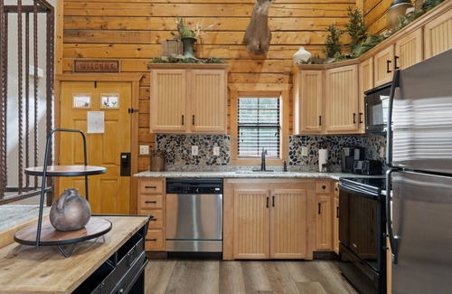 Branson Theater District Cabin | Walk-in Log Cabin with Walk-in Shower - Only Minutes from Shows!