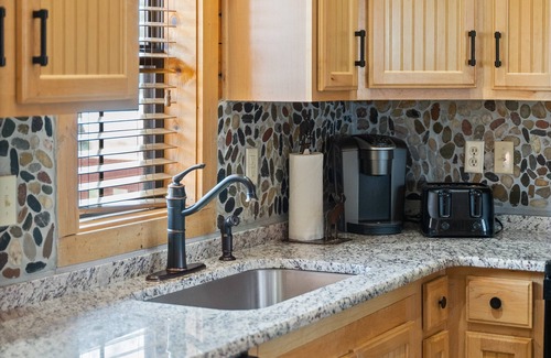 Branson Theater District Cabin | Walk-in Log Cabin with Walk-in Shower - Only Minutes from Shows!