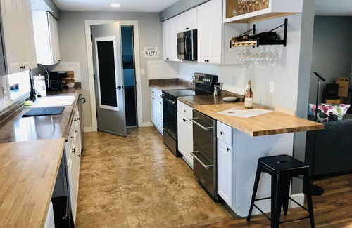 Dundee House | Walk to 9 Wineries & Red Hills Market Firepit Trellis Swing Fast Wifi