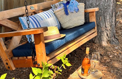 Dundee House | Walk to 9 Wineries & Red Hills Market Firepit Trellis Swing Fast Wifi