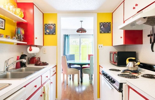 Barton Hills House | Walk to ACL & Zilker ❤️ King Bed 🐟 Unique Fish Tank Bath ✔️ Patio Grill