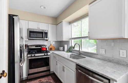 Barton Hills House | Walk to BartonSwim, Eat at SoCO Sleeps 8