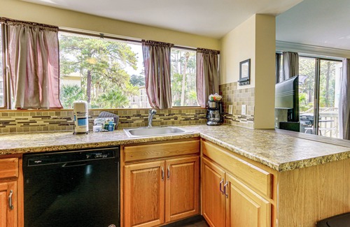 Hilton Head Island Condo | Walk to Beach: Peaceful Hilton Head Island Condo