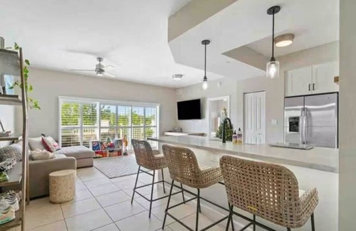 Deerfield Beach Condo | Walk to Beach - 2/2 with pool