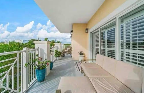 Deerfield Beach Condo | Walk to Beach - 2/2 with pool