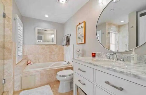 Deerfield Beach Condo | Walk to Beach - 2/2 with pool