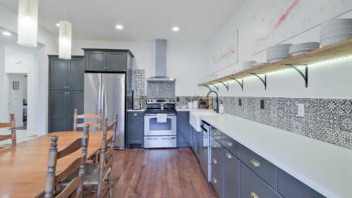 South Central House | Walk to Beach and Downtown