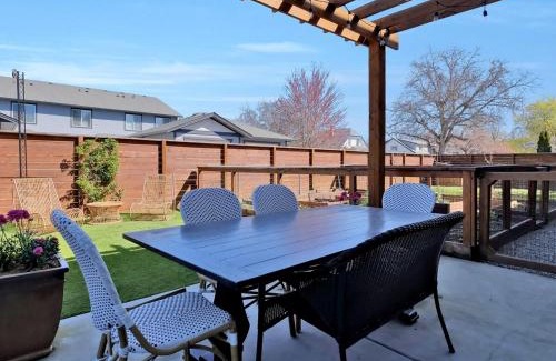 South Central House | Walk to Beach and Downtown