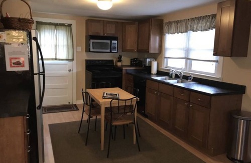 Villas House | Walk to Beach! Dog Friendly! Nicely Renovated Cottage. Close to Cape May. WiFi!