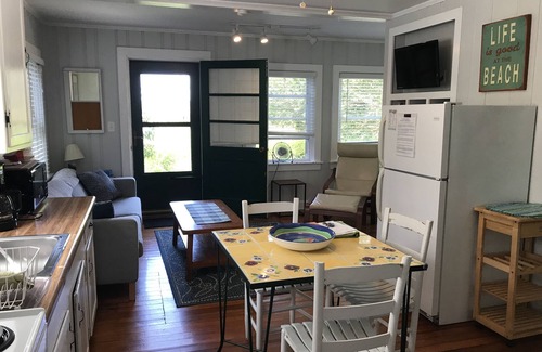 Newport East Cottage | Walk to Beach from adorable vintage cottage!