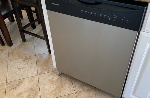 Crown Point Cottage | Walk to Beach, Parking Laundry AC & Patio, Classic & Comfortable Beach Cottage