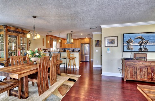 Gulfport House | ☀️Walk to Beach🐬Private Deck🌴Comfort Cove🌊Walking Distance to Restaurants